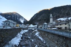 Il torrente Bitto di Gerola e il centro di Gerola Alta in Valtellina, Lombardia.
