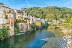 Il torrente Lima e le case colorate del borgo termale di Bagni di lucca in Toscana
