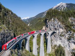Il trenino rosso del Bernina sul viadotto Landwasser, Filisur - Albula in Svizzera