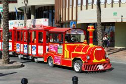 Il trenino turistico accompagna alla scoperta della città di Fuengirola, Spagna - © Arena Photo UK / Shutterstock.com 