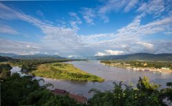 Il Triangolo d'Oro, famoso luogo turistico a Chiang Saen, provincia di Chiang Rai, Thailandia. Questa zona montuosa compresa fra Birmania, Laos e Thailandia deve il suo nome al fatto che ...