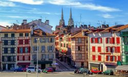 Il vecchio centro storico di Bayonne (Francia) con le tipiche case colorate realizzate con architettura a graticcio.

