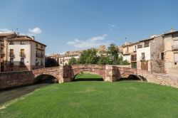 Il vecchio ponte romanico sul fiume Gallo a Molina de Aragon, Guadalajara (Spagna).

