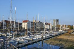 Il vecchio porto della cittadina olandese di Vlissingen (o Flushing). Sullo sfondo, dietro le barche ormeggiate, si affacciano eleganti case - © pbombaert / Shutterstock.com