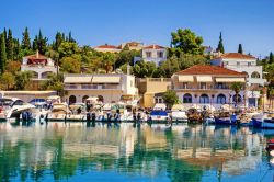 Il vecchio porto dell'isola di Spetses, Grecia, con le barche da pesca ormeggiate - © Theastock / Shutterstock.com