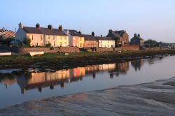 Il villaggio di Aberffraw e l'estuario con la bassa marea, Anglesey, Galles, UK. Questa località balneare dell'isola di Anglesey si affaccia sulla Baia di Caernarfon ed è ...