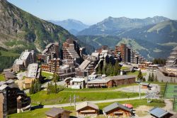 Il villaggio di Avoriaz visto dall'alto in estate, Alpi francesi. Questa cittadina è famosa anche per la sua architettura con chalet in legno che sembrano confondersi con le rocce.

 ...