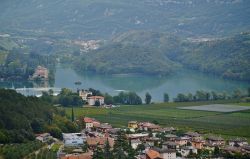 Il villaggio di Calavino e il lago Toblino, comune di Madruzzo in Trentino