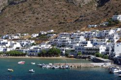 Il villaggio di Kamares sull'isola di Sifnos, Grecia. La località cominciò a svilupparsi attorno al XIX° secolo: porto dell'isola, Kamares è ad oggi l'unico ...