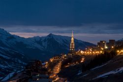 Il villaggio di Les Menuires, Francia, by night. Questa località si trova a ridosso del confine occidentale italiano e a breve distanza dal tunnel del Frejus.
