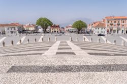 Il villaggio di Mafra visto dalla Piazza del Palazzo Nazionale, Portogallo. Questa graziosa cittadina portoghese si trova 30 km a nordovest da Lisbona - © gurezende / Shutterstock.com