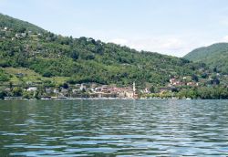 Il villaggio di Meina sul Lago Maggiore in Piemonte