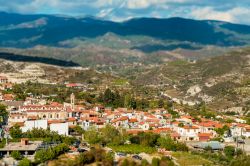 Il villaggio di Omodos sui Monti Troodos, isola di Cipro, visto dall'alto delle colline.
