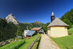 Il villaggio di Penia in Trentino e il monte Colac sullo sfondo