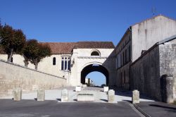 Il villaggio di Pons (Francia) con l'Ospedale dei Pellegrini. Noto anche come Hopital Neuf, fa parte dei monumenti storici nazionali dal 1879.
