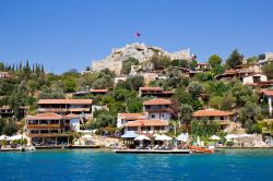 Il villaggio di Simena (Kekova) con il castello sulla cima della collina (Turchia) - © Sergey Yakunichev / Shutterstock.com