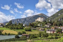 Il villaggio di Stenico con il castello in posizione dominante: siamo in Trentino