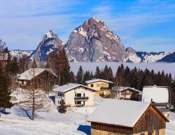 Il villaggio di Stoos sulle Alpi Svizzere: sullo sfondo le due vette del Kleiner Mythen e del Grosser Mythen  - © Denis Linine / Shutterstock.com