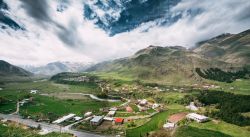 Il villaggio di Tkarsheti nel distretto di Kazbegi, Georgia. Un suggestivo panorama dall'alto in primavera.



