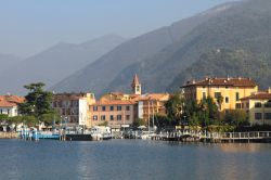 Iseo (Lombardia) vista dal lago. Ogni anno migliaia di turisti raggiungono la cittadina bresciana per godersi le vacanze - foto © mary416 / Shutterstock.com 