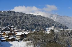 Il villaggio francese di Morzine in inverno con la neve sui tetti delle case, dipartimento dell'Alta Savoia.

