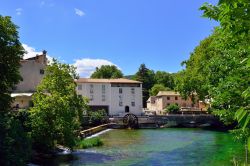 Il villaggio medievale di Fontaine-de-Vaucluse (Francia) sulle sponde del fiume Sorgue: Petrarca vi fece qui la sua dimora preferita nel XIV° secolo.

