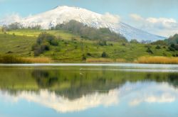 Il vulcano Etna fotografato in primavera si riflette sul lago Biviere in Sicilia, siamo a Cesaro