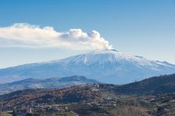 Il vulcano Etna in Eruzione fotografato dal borgo di Troina in Sicilia