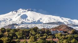 Il Vulcano Etna in inverno, fotografato da Nicolosi, provincia di Catania