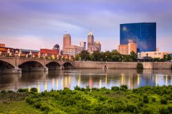 Il White River al tramonto e la Skyline di Indianapolis, USA.