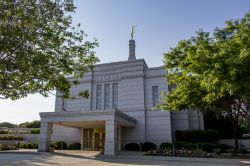 Il Winter Quarters Nebraska Temple a Omaha (USA): si tratta del 104° tempio operativo della Chiesa di Gesù Cristo dei Santi degli Ultimi Giorni.
