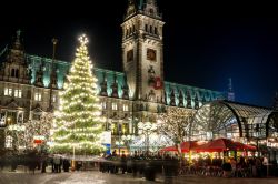 Illuminazione natalizia nel centro di Amburgo, Germania. Una bella immagine del mercatino di Natale organizzato di fronte al Municipio cittadino.

