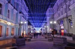 Illuminazioni natalizie lungo la via della cattedrale di Rostov-on-Don, Russia, di notte.

