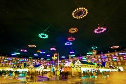 Illuminazioni natalizia a Plaza Mayor durante i mercatini di natale - © Jorg Hackemann / shutterstock.com