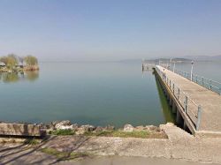 L'Imbarcadero di Sant'Arcangelo sul Lago Trasimeno in Umbria. Sullo sfondo l'Isola Polvese