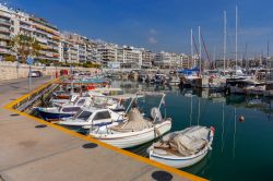 Imbarcazioni ormeggiate al porto ateniese del Pireo, Grecia, in una giornata di sole.
