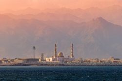 Una splendida immagine al tramonto della moschea e dei minareti a Dibba, Golfo dell'Oman, Fujairah (EAU).



