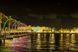 Un'immagine by night di Willemstad con il ponte galleggiante illuminato, Curacao, Regno dei Paesi Bassi. Questo ponte, noto come della Regina Emma, è formato da barche e unisce 2 ...