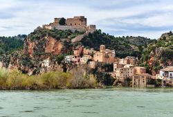 Immagine di insieme del Borgo di Miravet, con il castello e il fiume Ebro