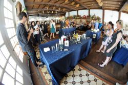 Imparare a preparare il Singapore Sling? Si può al Long Bar del Raffles Hotel dove barman preparatissimi vi spiegheranno per filo e per segno storia, ingredienti e aneddoti di questa ...