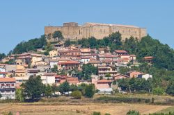 L'imponente castello di Lagopesole, Basilicata. Fu la dimora di Manfredi, figlio di Federico II° di Svevia, che preferì Lagopesole a Palermo. Oggi è proprietà demaniale ...