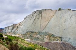 Le impronte dei dinosauri su una parete verticale presso il Parque Cretácico di Sucre. In questo luogo si trova la più grande collezione al mondo di impronte dei gigati che abitarono ...