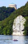 In canoa alla scoperta della Gola del Danubio a Weltenburg, Germania. Sullo sfondo, la  Befreiungsalle ("Hall of Liberation"), il monumento in stile neoclassico eretto in memoria ...