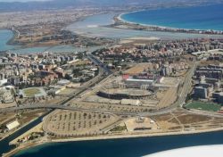 In primo piano la spiaggia della Diga e lo stadio Sant'Elia di Cagliari. Il Poetto sullo sfondo