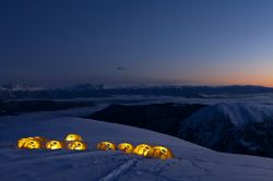 Di notte con le tende Salewa, sulle nevi  di Merano 2000. A questa quota il cile offre tramonti ed albe indimenticabili come anche cieli stellati che sembra quasi di poter sfiorare con ...