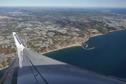 In volo con aereo della Ryanair sul mare di Scoglitti in Sicilia - © Angelo Giampiccolo / Shutterstock.com