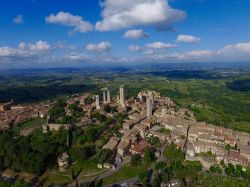 In volo con il drone sul centro storico del borgo di San Gimignano in Toscana
