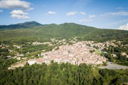 In volo sul borgo medievale di Arcidosso in Toscana. Sullo sfondo il Monte Amiata