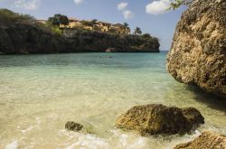 Un incantevole panorama di Playa Lagoon a Curacao, Antille olandesi. Ai lati di questa baia s'innalzano scogliere dalle forme più singolari. E' uno dei luoghi preferiti dagli ...