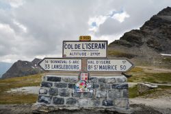 Indicazioni stradali al Col de l'Iseran, valico montano in Francia (Val d'Isère): siamo nel dipartimento della Savoia, vicino al confine con l'Italia - © ELEPHOTOS / ...